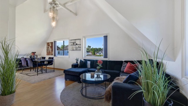 Det er flere innredningsmuligheter og rommet har en åpen løsning mot spiseplass og kjøkken.