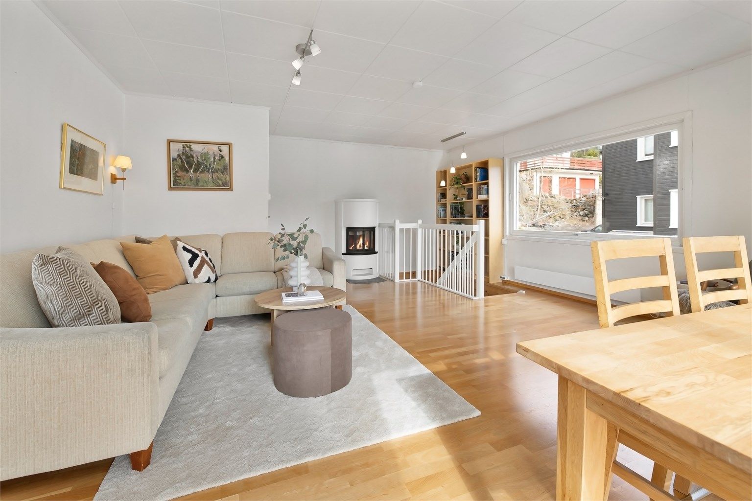 Lys og romslig stue med store vindusflater som gir godt innslipp av naturlig lys. Stuen har peis.