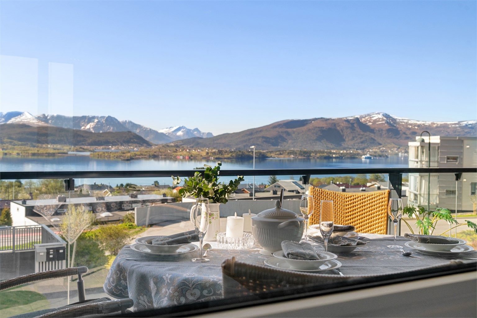 Utsikten over fjorden danner en flott ramme rundt måltidene utendørs