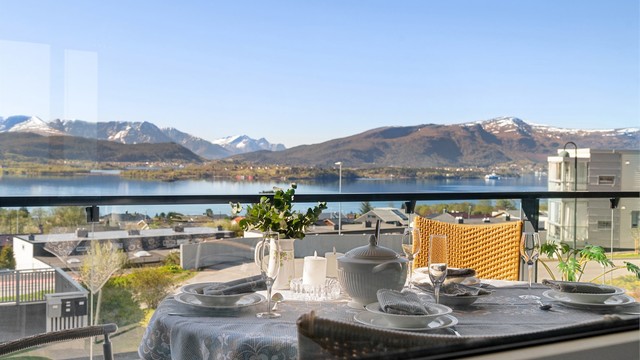 Utsikten over fjorden danner en flott ramme rundt måltidene utendørs