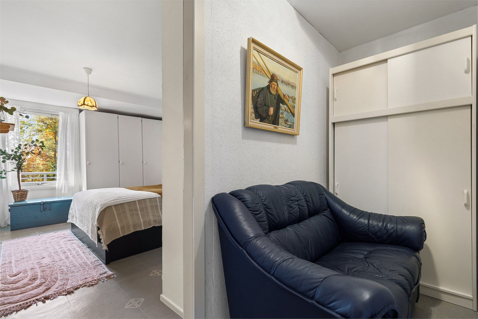 Utenfor soverommet er det en liten gang med plass til oppbevaring
