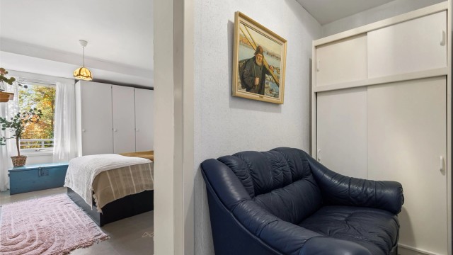 Utenfor soverommet er det en liten gang med plass til oppbevaring