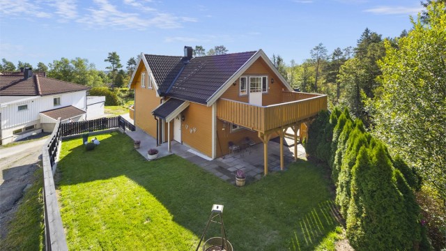 Velkommen til denne flotte eneboligen, fem minutter i bil fra byen.