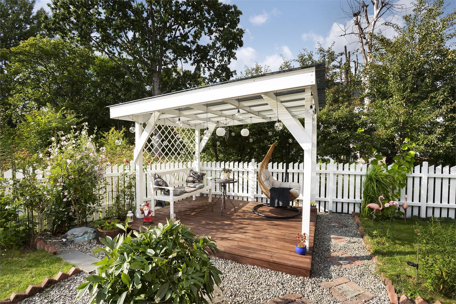 En hyggelig frittliggende terrasse på 9 kvm med pergola. 