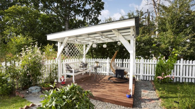 En hyggelig frittliggende terrasse på 9 kvm med pergola.
