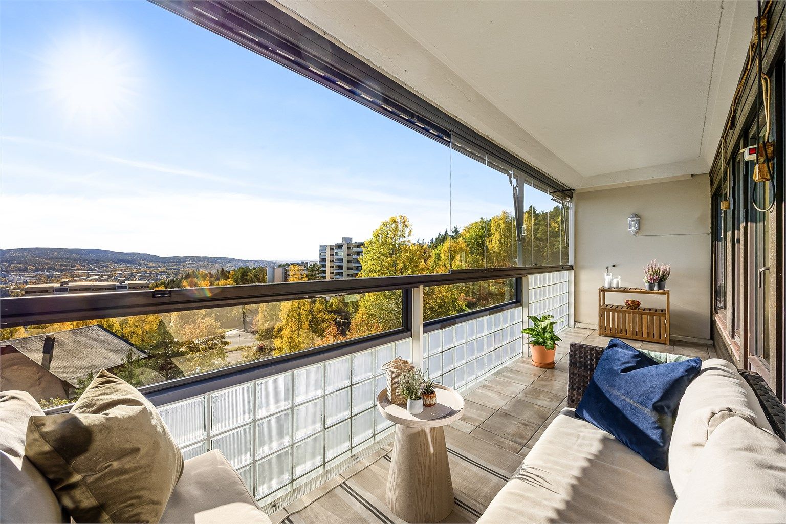 Balkongen er innglasset og føles således som en herlig forlengelse av stuen i sommerhalvåret. 