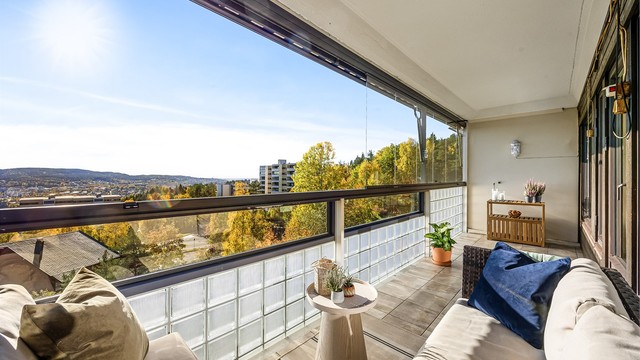 Balkongen er innglasset og føles således som en herlig forlengelse av stuen i sommerhalvåret.
