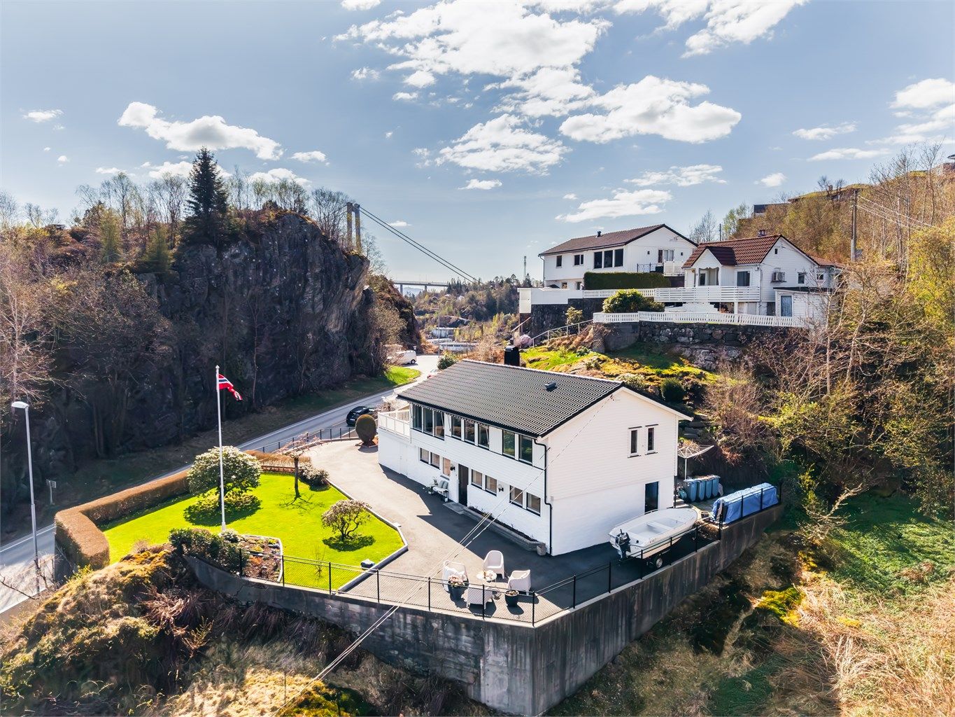 Med sentral beliggenhet på Askøy er det kort vei til både buss og båt for en effektiv reise til Bergen sentrum. Det er også gangavstand til badeplass.