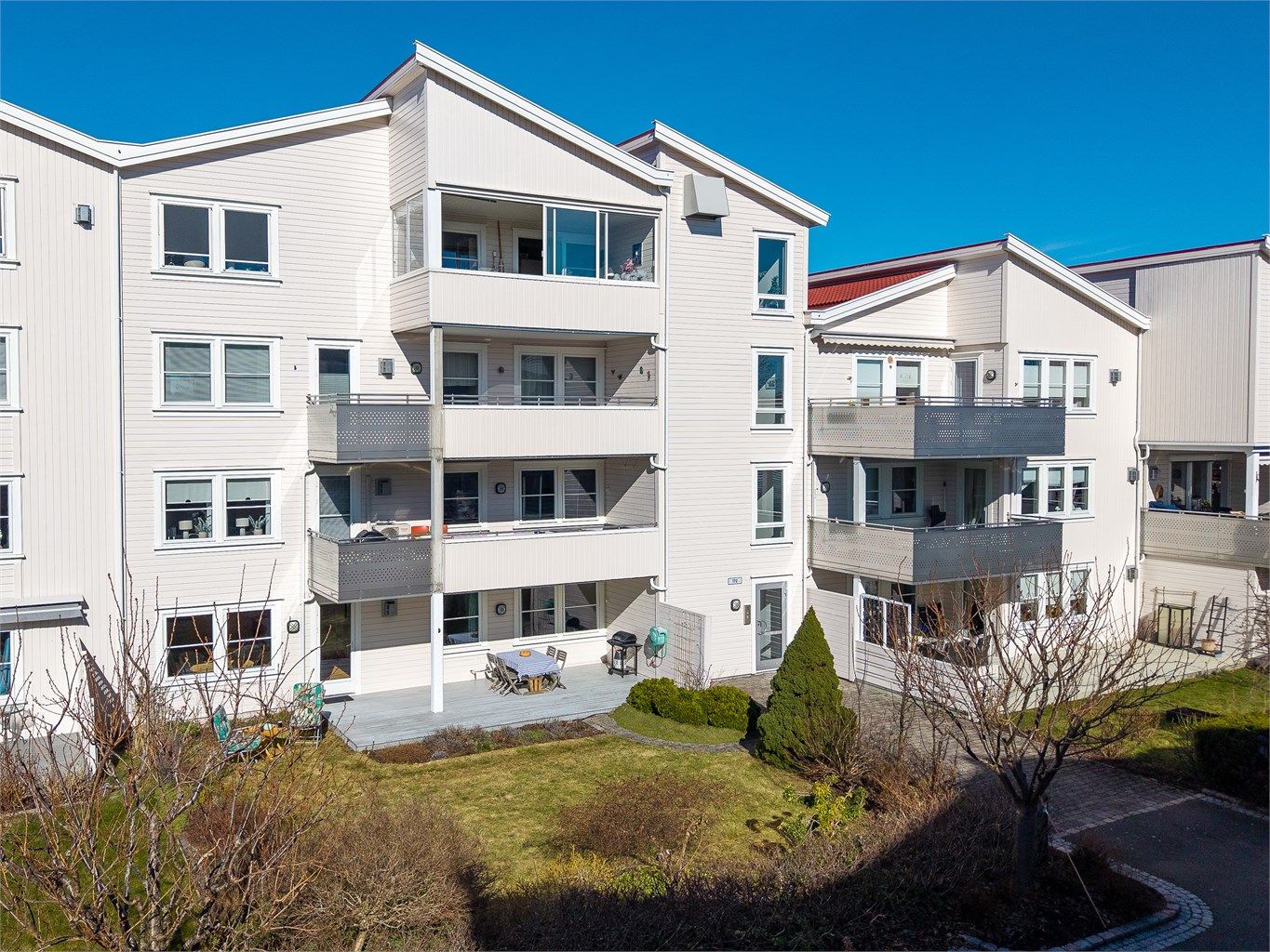 Leiligheten har en flott beliggenhet i 1. etasje med deilig uteplass og hage