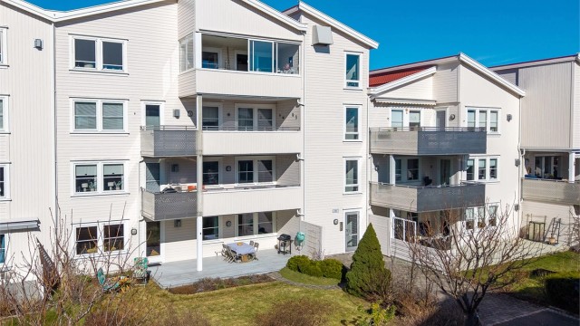 Leiligheten har en flott beliggenhet i 1. etasje med deilig uteplass og hage