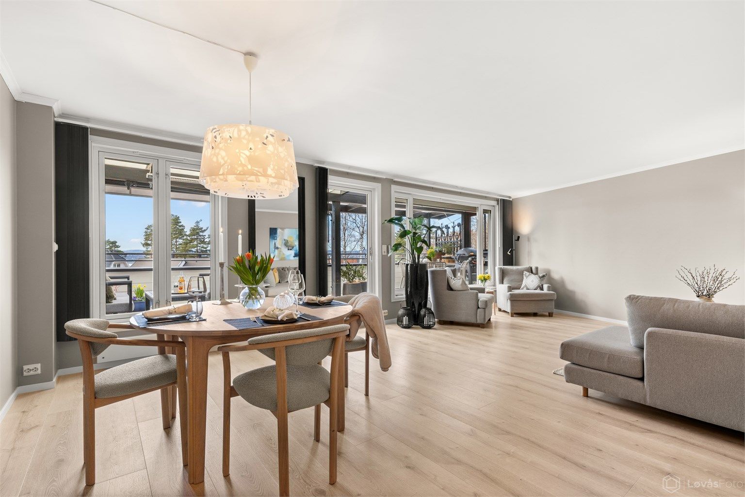 Store vindusflater og utgang til terrassen slipper rikelig med dagslys inn.