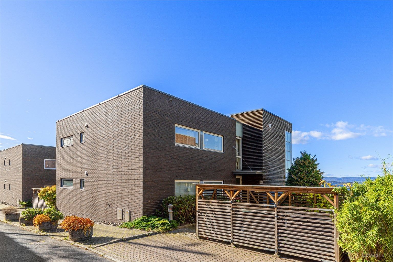 Vestlia 1 er tegnet av arkitektkontoret GASA AS og har et moderne og minimalistisk uttrykk som lar omgivelsene spille hovedrollen. De stramme teglfasadene gir bygget et solid og varig preg