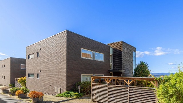 Vestlia 1 er tegnet av arkitektkontoret GASA AS og har et moderne og minimalistisk uttrykk som lar omgivelsene spille hovedrollen. De stramme teglfasadene gir bygget et solid og varig preg