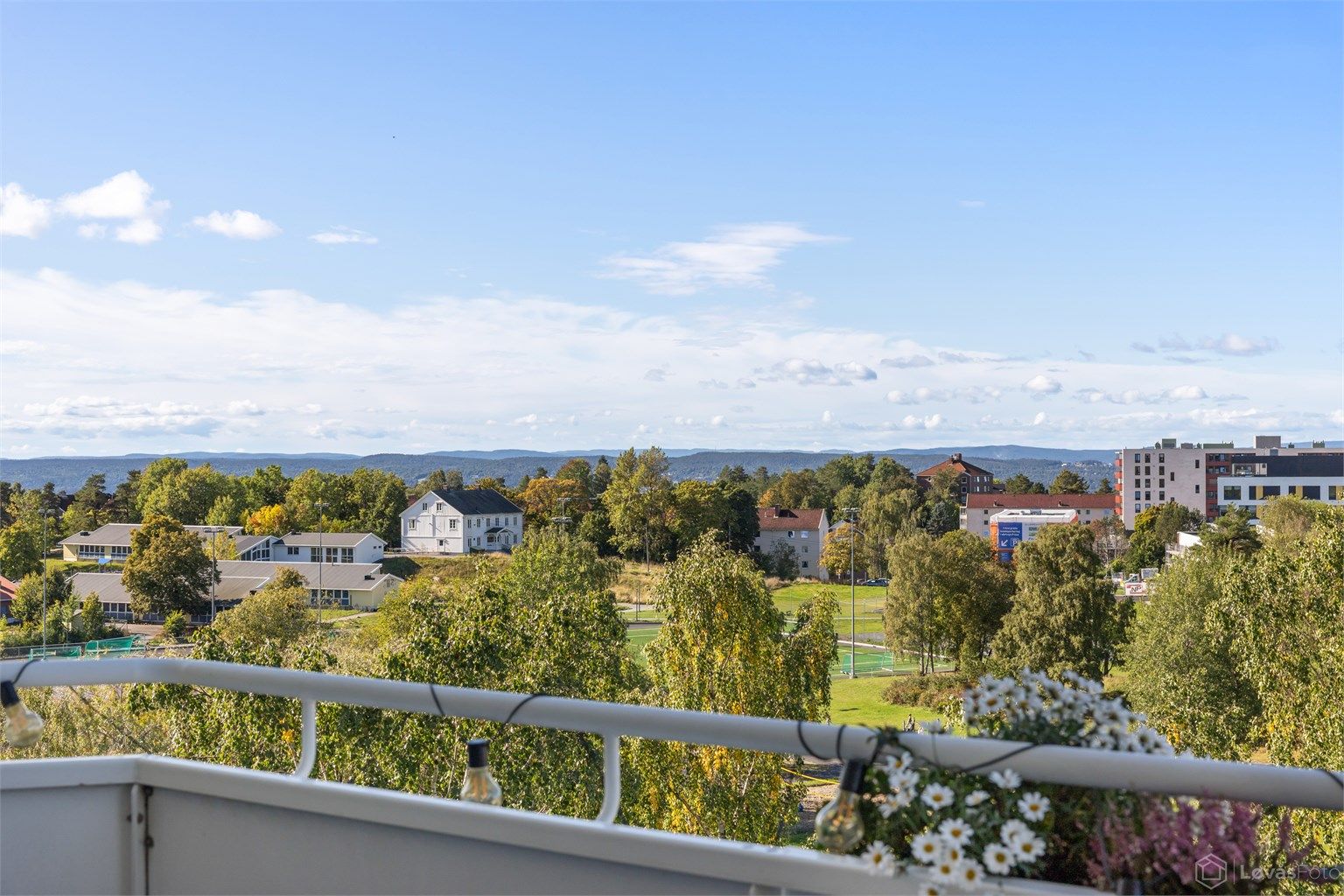 Vidstrakt utsyn over grønne nærområder og åsene omkring.