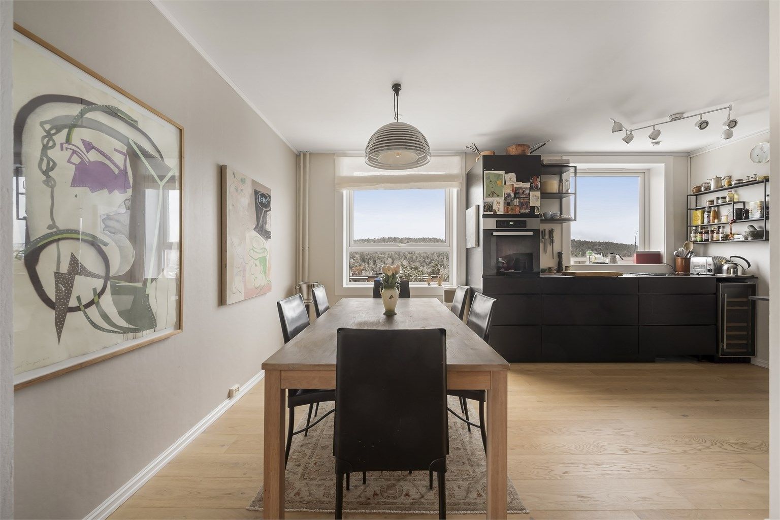 Kjøkkenet har god plass til et større spisebord, godt plassert midt i mellom stue og kjøkken.