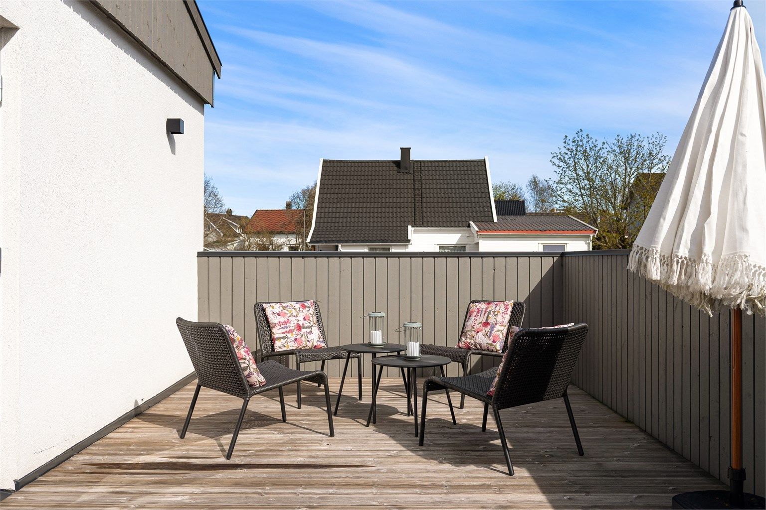 God plass til sittegruppe på begge sider.
