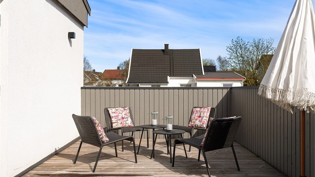 God plass til sittegruppe på begge sider.