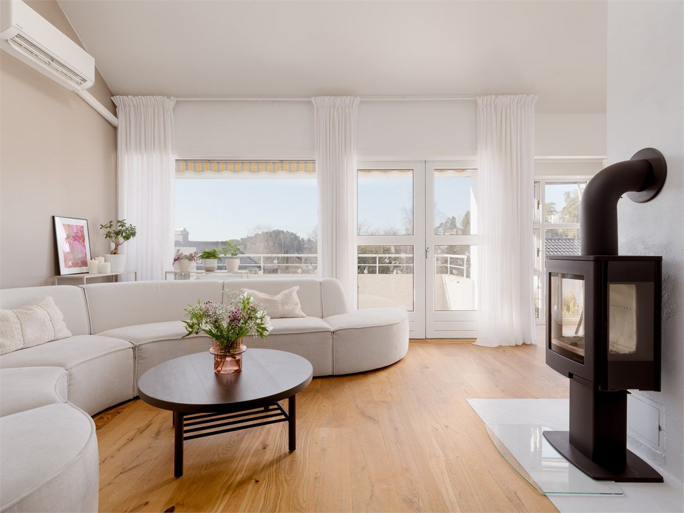  Den gode takhøyden kombinert med store vindusflater sørger for en lys og luftig atmosfære. 