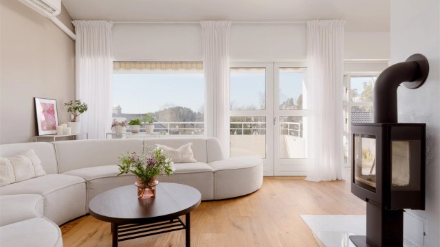 Den gode takhøyden kombinert med store vindusflater sørger for en lys og luftig atmosfære.