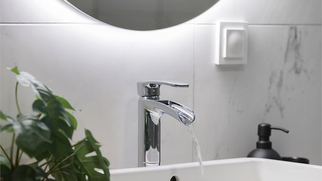 Detalj fra den doble servantinnredningen. (Rommet er ikke godkjent til varig opphold da det på godkjente byggetegninger er betegnet som hobbyrom.)