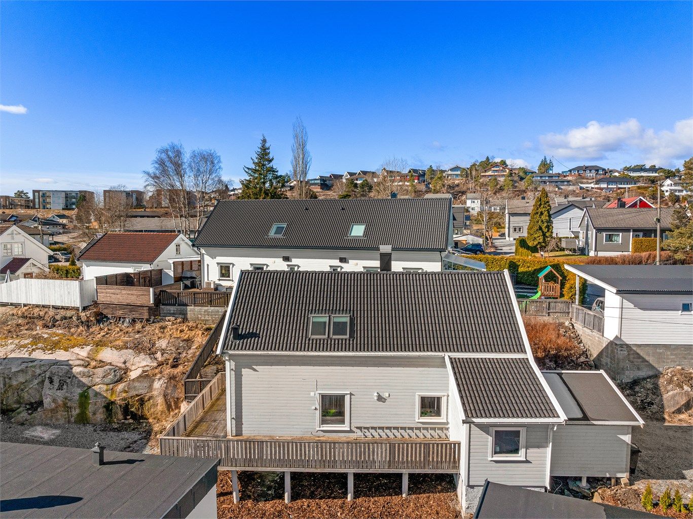 Taktekking ble skiftet ut rundt 2013/2014, vinduer er fra 2012-2014. Flere utbedringer må påregnes, utvendig blant annet av kledning.