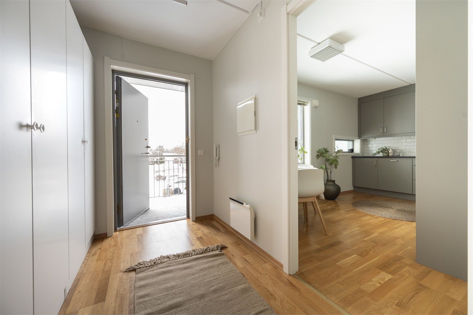 Leiligheten er moderne fra 2003, med store, gode rom og inngang via svalgang og heis. Foto: Martine Eren Jacobsen.