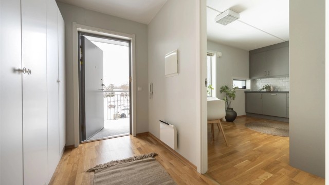 Leiligheten er moderne fra 2003, med store, gode rom og inngang via svalgang og heis. Foto: Martine Eren Jacobsen.