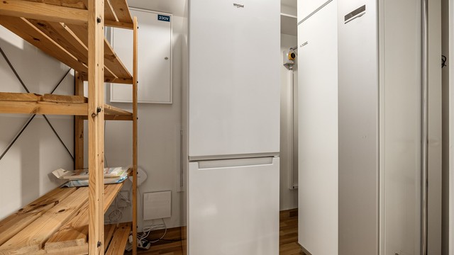 Innvendig bod med leilighetens tekniske anlegg, inkludert ventilasjonsaggregat og varmtvannsbereder.