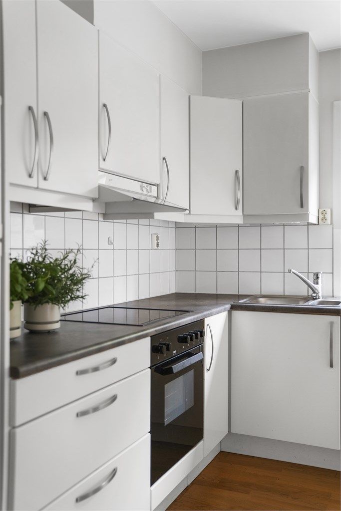 Kjøkkenet har godt med oppbevaring- og benkeplass.