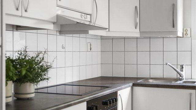 Kjøkkenet har godt med oppbevaring- og benkeplass.