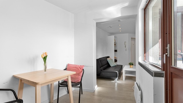 Fra spisestuen er det utgang til en overbygget balkong.
