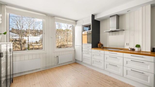 Hvitevarer som medfølger: integrert oppvaskmaskin, induksjonstopp, stekeovn og frittstående kjøleskap med frysedel.