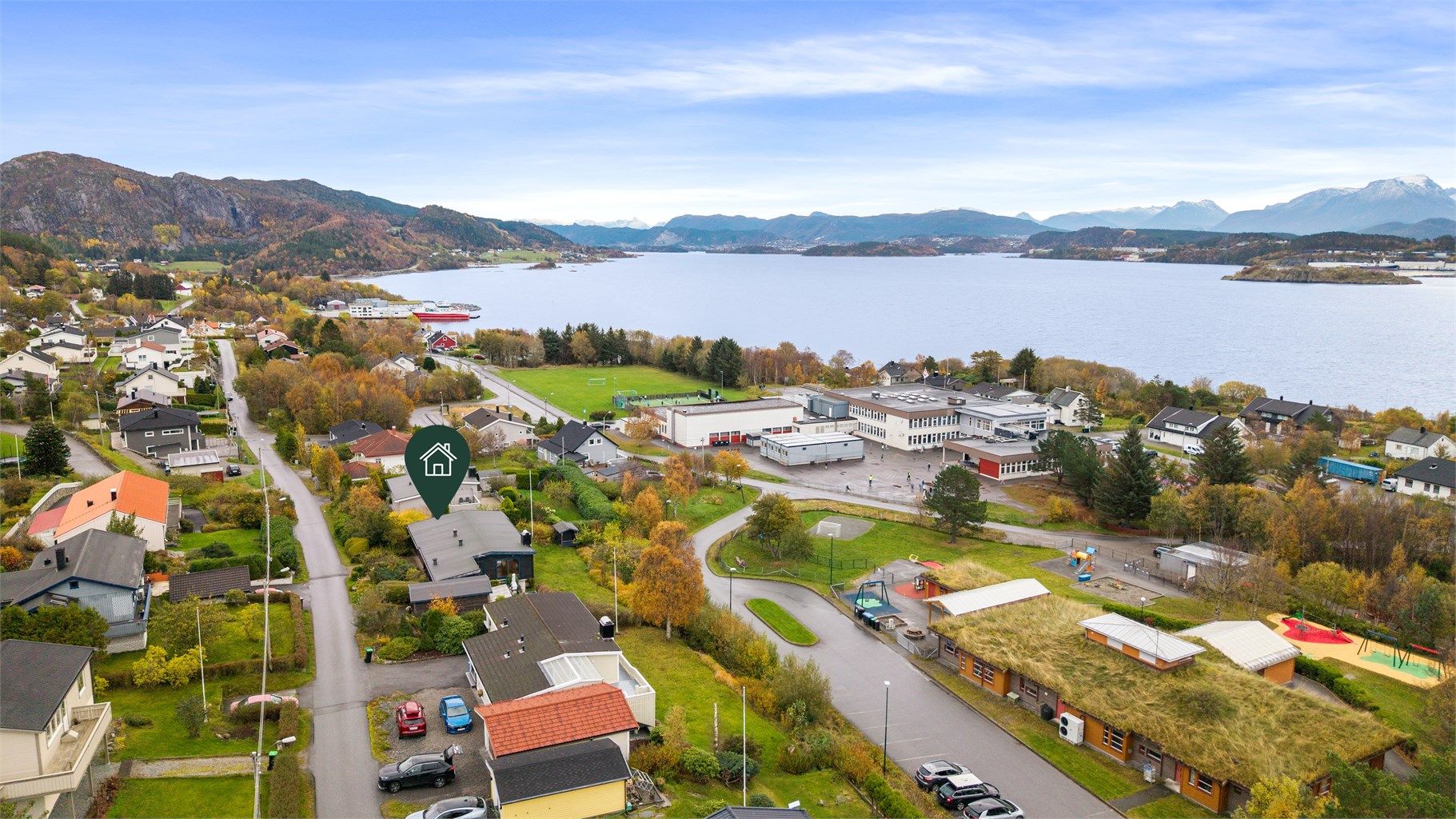 Dronebilde over eiendommen og nærområdet 