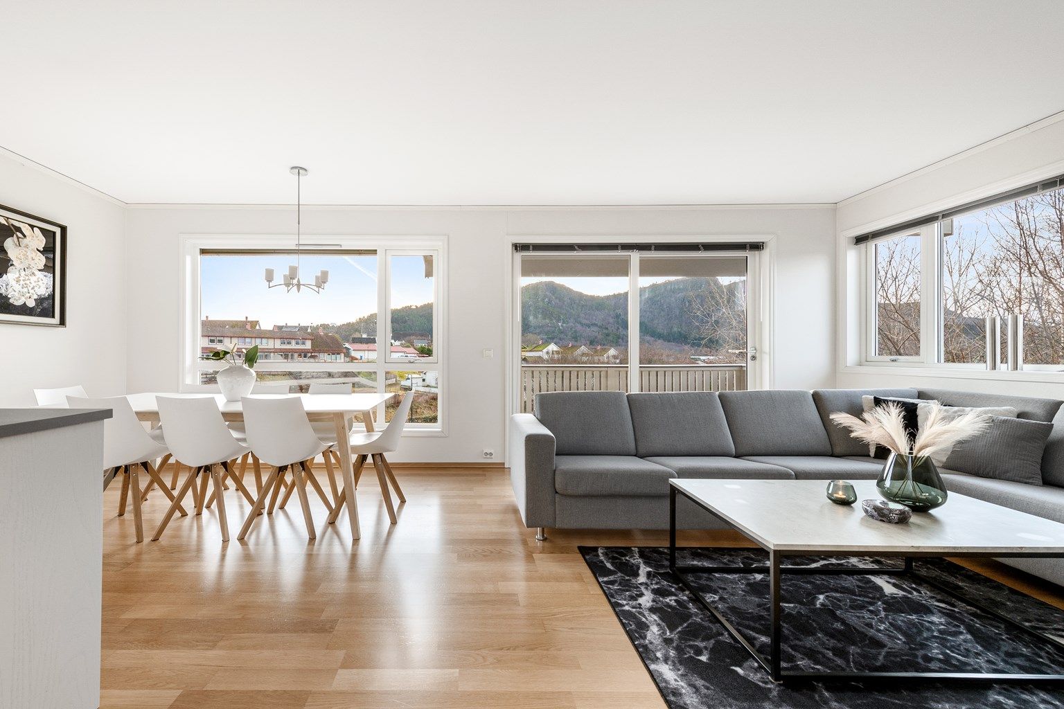 Leiligheten har store vindusflater og godt med naturlig lysinnslipp. Fin utsikt mot Lervågfjellet og Sunnmørsalpene i øst 