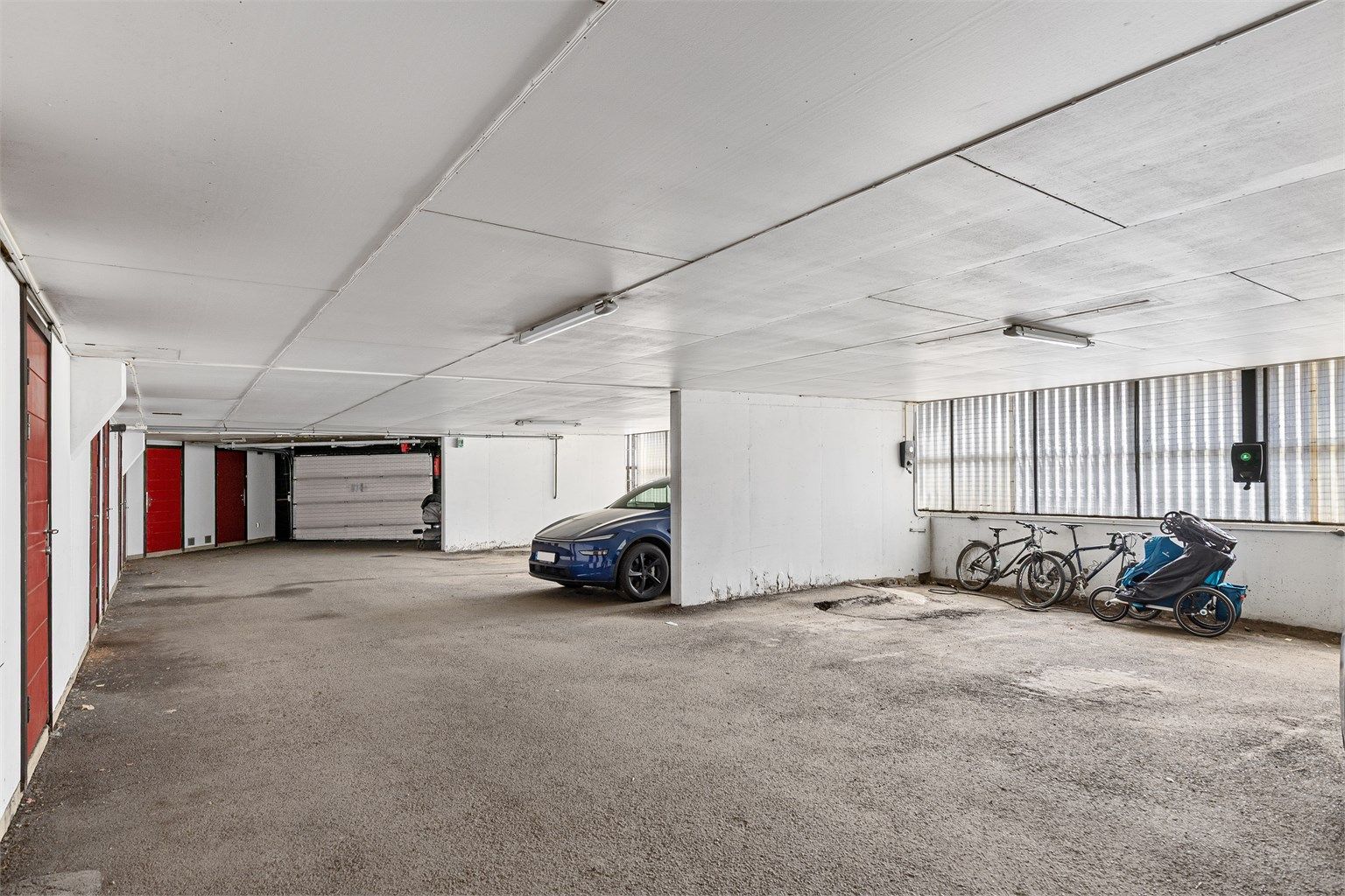 Det medfølger en garasjeplass i felles anlegg under bygget. Det er montert ladeboks på plassen. I dette området er også boden plassert. 