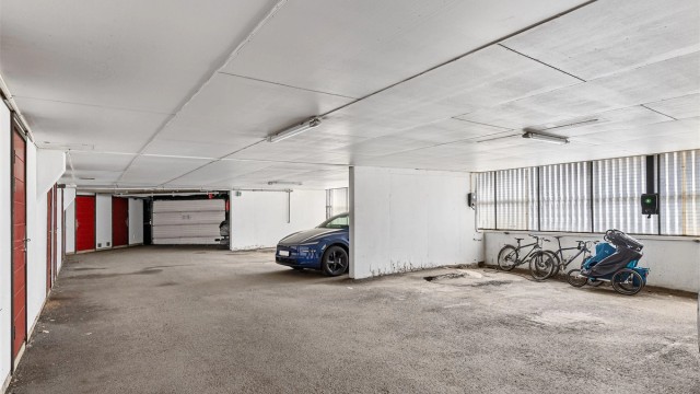 Det medfølger en garasjeplass i felles anlegg under bygget. Det er montert ladeboks på plassen. I dette området er også boden plassert.