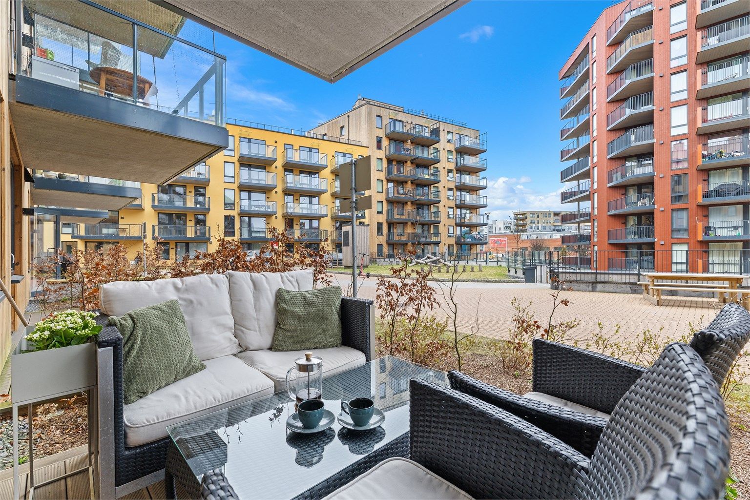 Markterrassen vender ut mot rolig fellesområde.