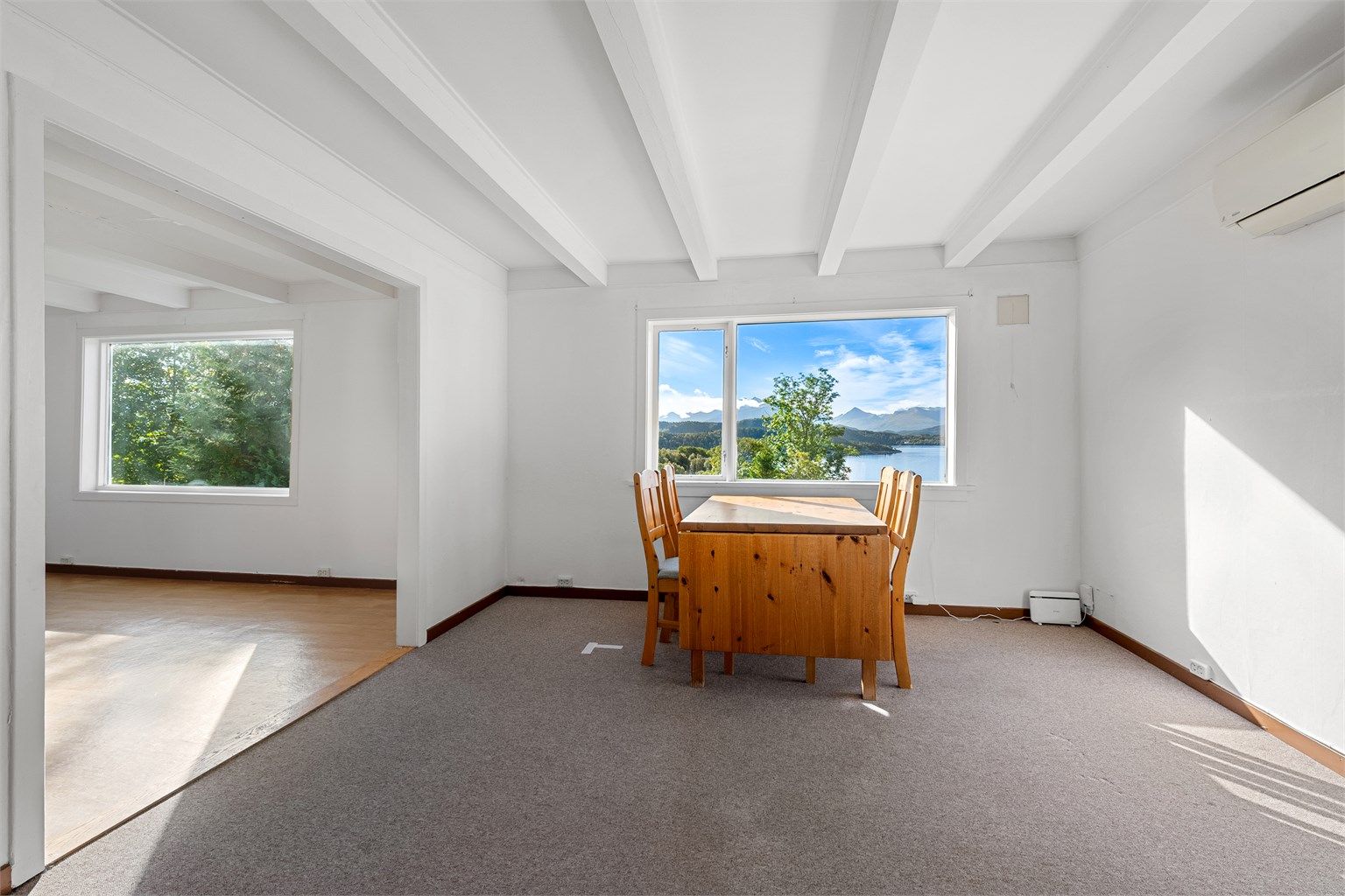 Spisestuen har plass til spisebord og er utstyrt med varmepumpe.