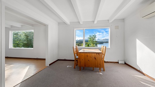 Spisestuen har plass til spisebord og er utstyrt med varmepumpe.