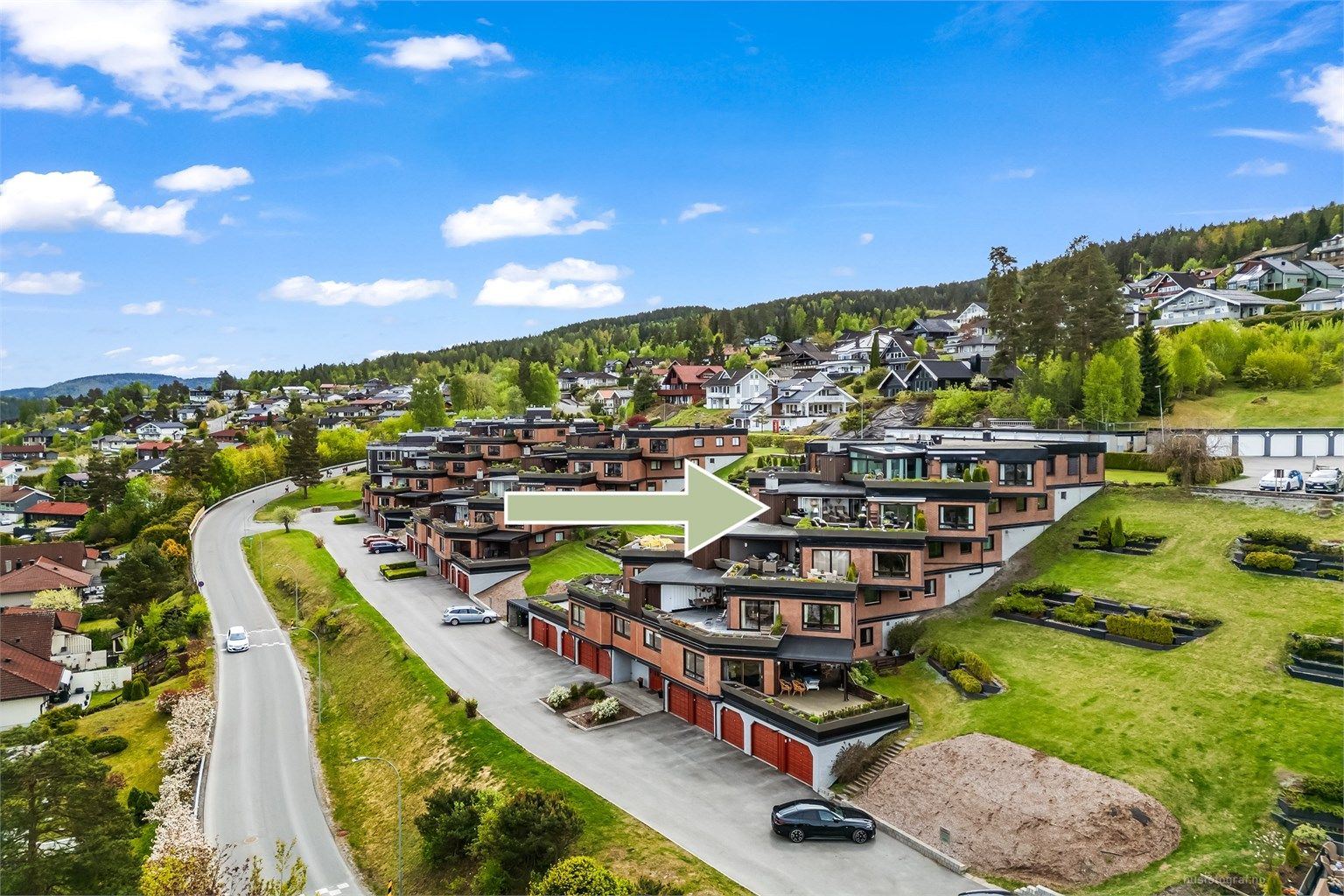 Det medfølger en parkeringsplass på 17 kvm i en felles frittstående garasjerekke langs Jutulveien.