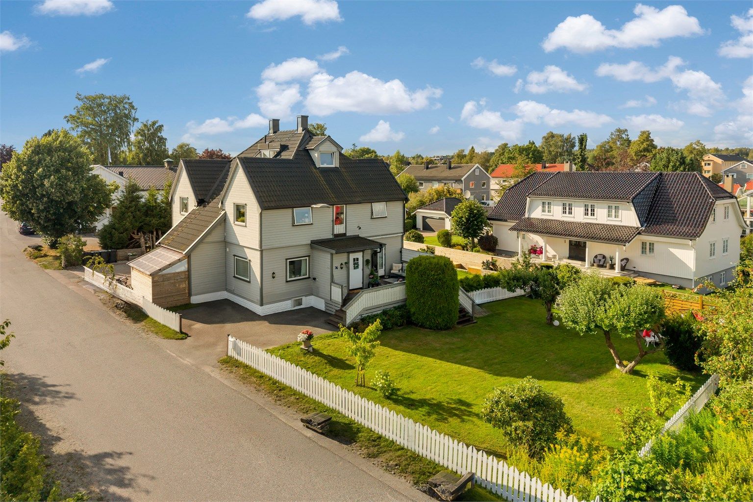 Boligen ligger i et etablert og barnevennlig boligområde på Finstad.