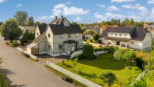Boligen ligger i et etablert og barnevennlig boligområde på Finstad.
