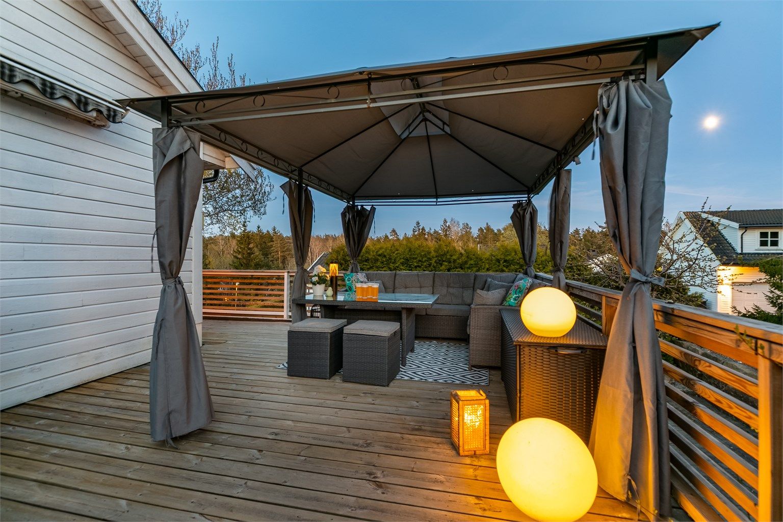 Med paviljong på terrassen får du tilgang til sval skygge på varme dager og et lunende tak over hodet på lyse sommerkvelder.
