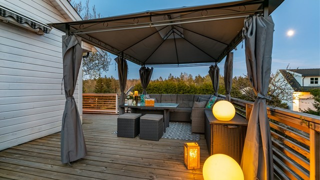 Med paviljong på terrassen får du tilgang til sval skygge på varme dager og et lunende tak over hodet på lyse sommerkvelder.