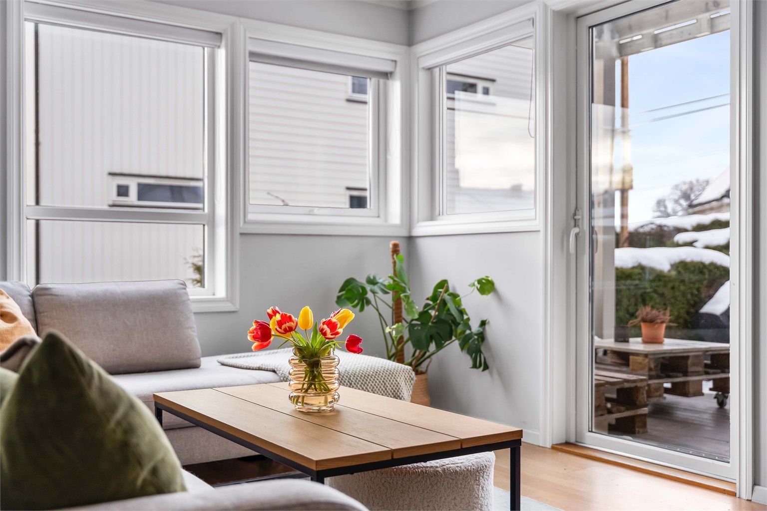 Fra stuen har du utgang til privat uteområde. 