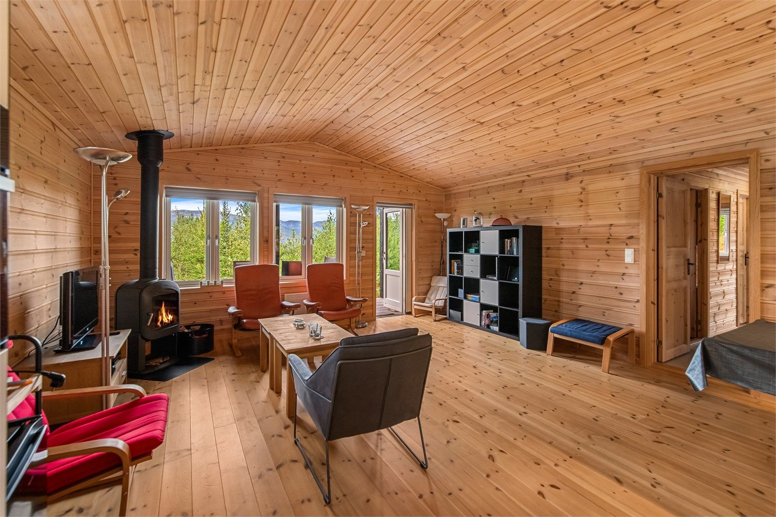 Stuen har god plass til både sofagruppe og spisebord.