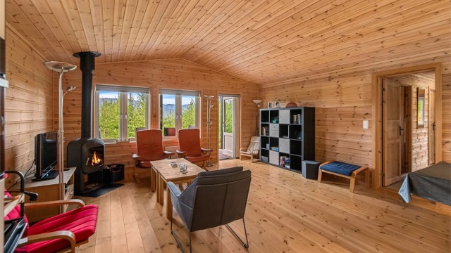 Stuen har god plass til både sofagruppe og spisebord.