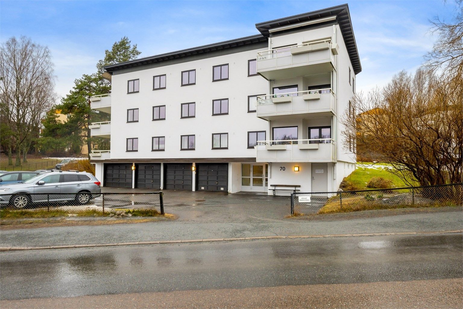 Leiligheten ligger i en boligblokk fra 1957 i et rolig og veletablert nabolag på Nadderudjordet.