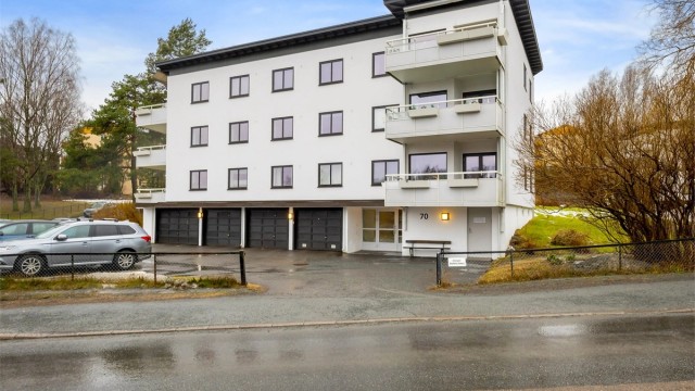 Leiligheten ligger i en boligblokk fra 1957 i et rolig og veletablert nabolag på Nadderudjordet.