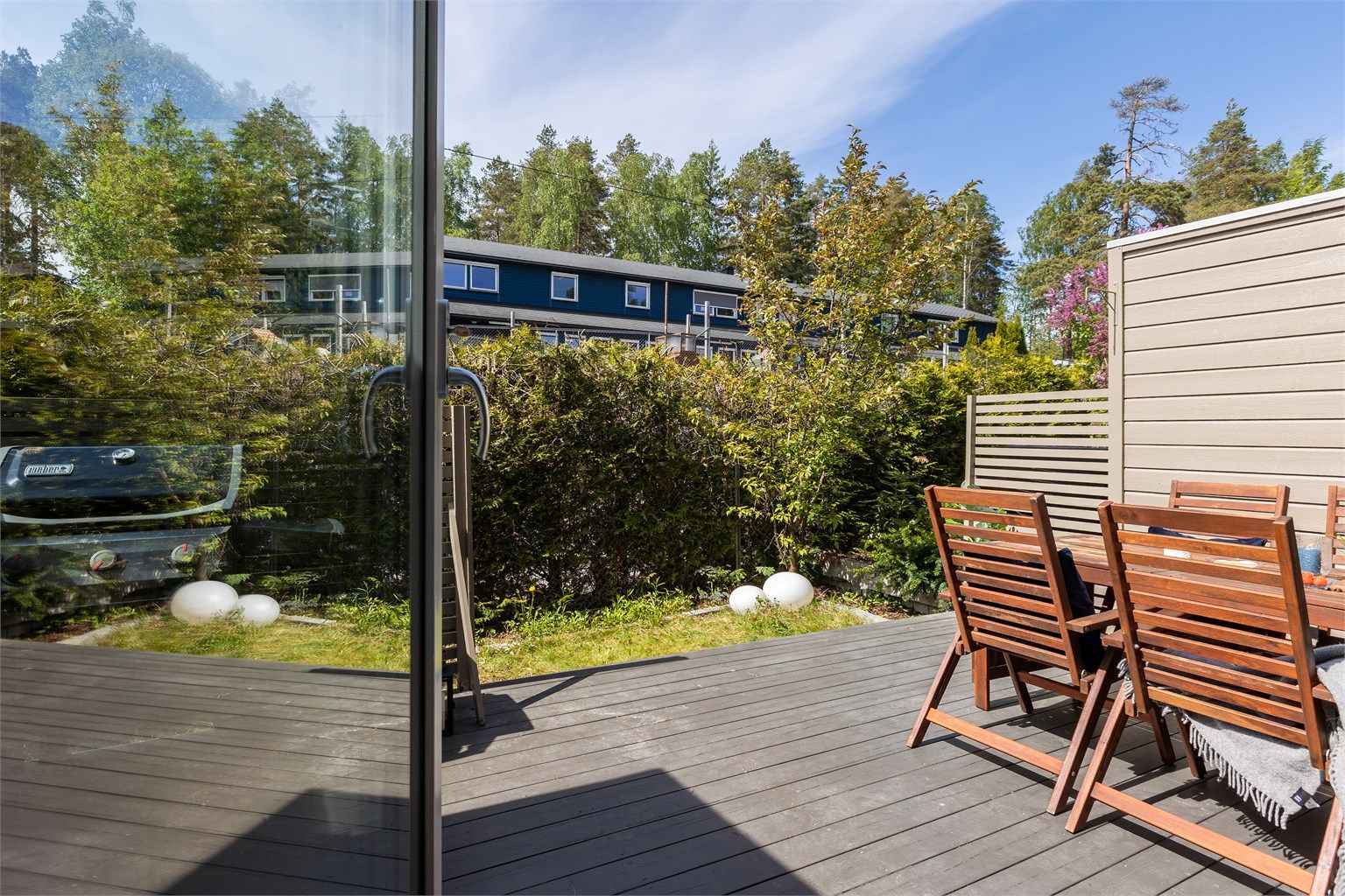 Den del av tomten som naturlig benyttes av boligeier er opparbeidet med markterrasse, hageflekk med gressplen og en skjermende hekk.